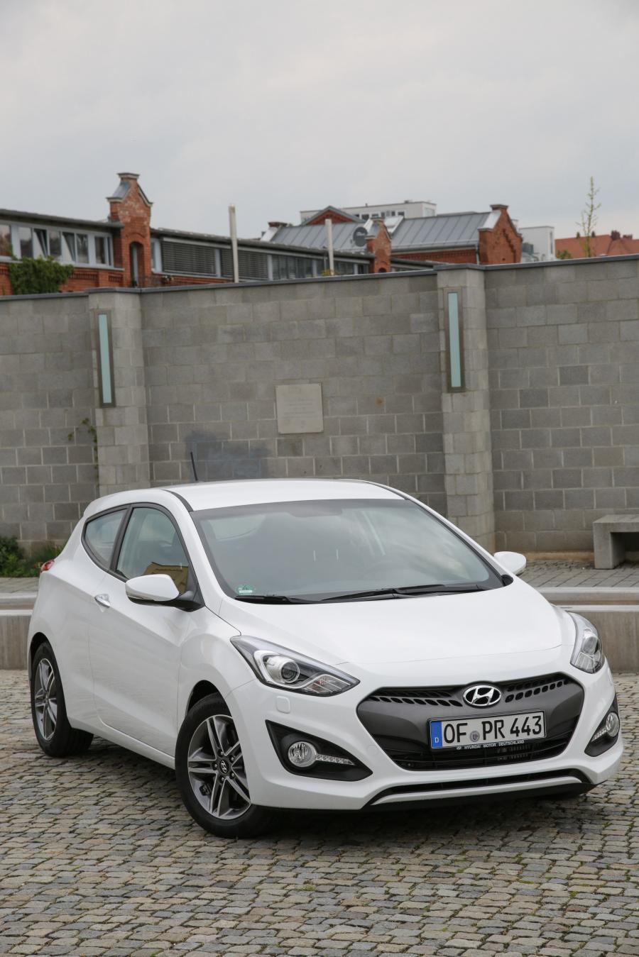  Hyundai i30 Coupe 2015 года  (фото 2 из 19)
